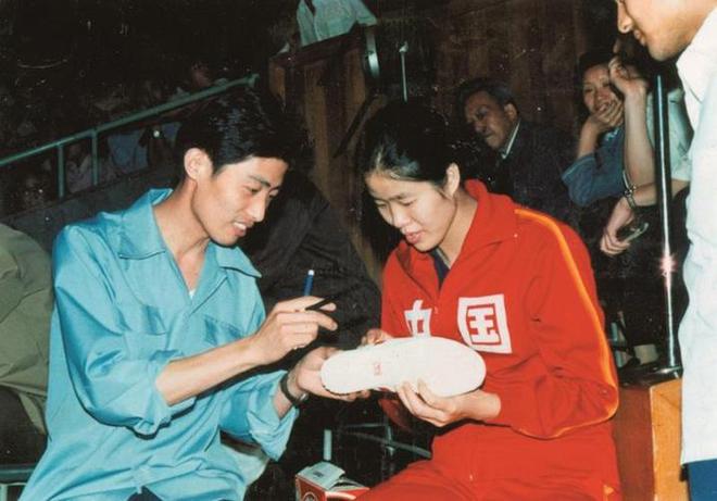 神坛的4个国产运动鞋看谁还在乱跟风？新利体育注册入口曾被吹上天如今却跌落(图17)