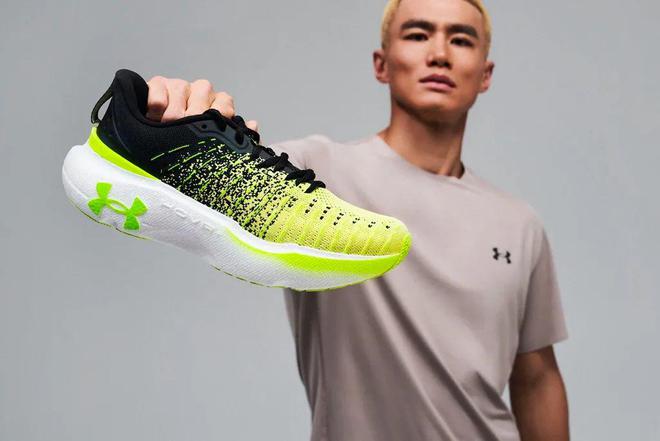 代「厚底跑鞋」登场！看着就爽！新利体育luck18UA 新一(图3)