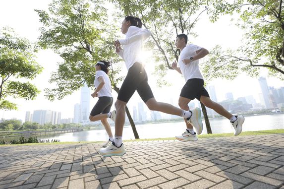 物！鸿星尔克公园跑鞋赋能国动新动能新利体育网页版入选2024年度好(图3)