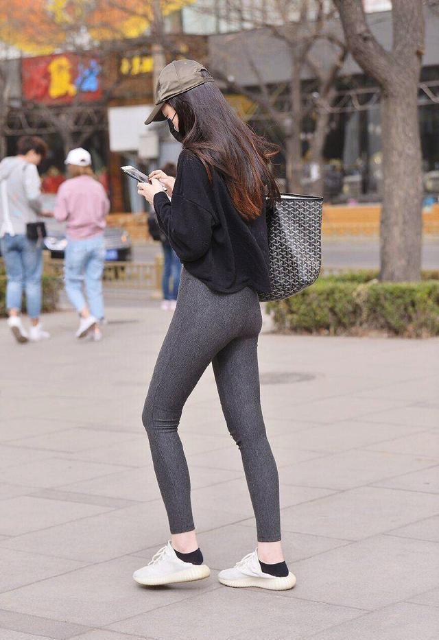 显瘦又个性白色运动鞋更显活泼深灰色打底裤穿出高级感显高(图4)